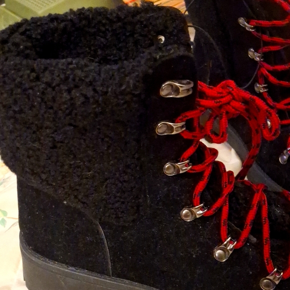 BRAND,NEW NEVER WORN,BLACK HIKING BOOTS! - Picture 4 of 4